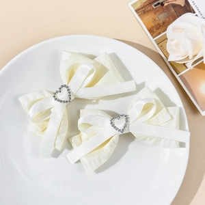Lot de deux barrettes noeuds en satin blanc crème avec strass en forme de coeur