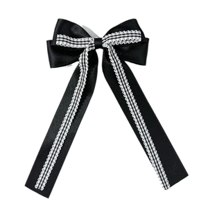 Pince à cheveux nœud en satin noir avec dentelle blanche et ruban à carreaux