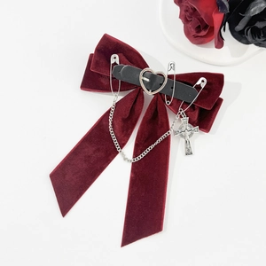 Barrette gothique en velours bordeaux avec boucle cœur et pendentif croix argentée