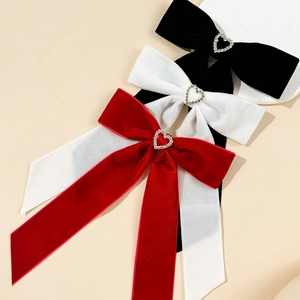 Lot de trois barrettes à nœud en velours avec strass cœur en rouge, blanc et noir