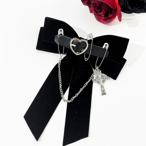 Barrette à cheveux gothique en velours noir avec boucle cœur et pendentif croix