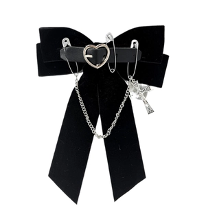 Barrette nœud gothique en velours noir avec épingles de sûreté, croix et boucle cœur