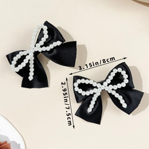 Détail d'un nœud papillon en satin noir avec perles et dimensions de 8 cm de long