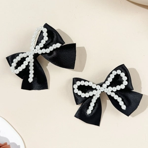 Détails de barrettes à cheveux en satin noir avec de jolies perles blanches en nœud