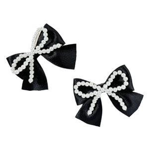 Paire de barrettes à cheveux en satin noir avec de jolies perles blanches en nœud