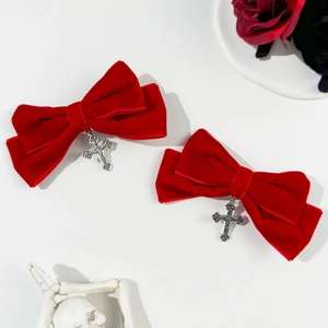Fermagli per capelli in velluto rosso gotico con croci in argento su sfondo bianco