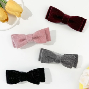 Lot de quatre barrettes à cheveux nues en peluche bordeaux, rose, gris et noir