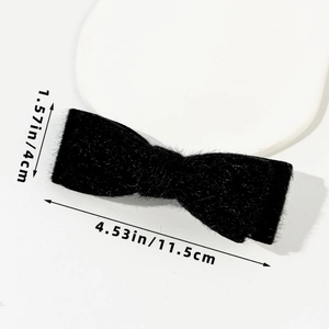 Détail de la barrette nœud en peluche noire, dimensions 11,5 cm par 4 cm sur blanc