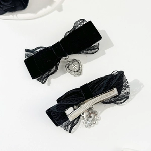 Barrettes à cheveux gothiques en velours noir avec dentelle et pendentifs cœur croix