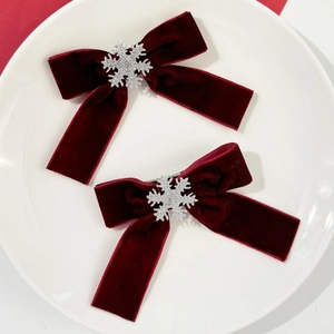 Paire de barrettes à cheveux nœud en velours rouge avec flocons de neige argentés pailletés
