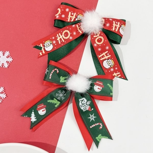 Détail de nœuds de Noël rouges et verts avec pompons en fourrure et motifs festifs