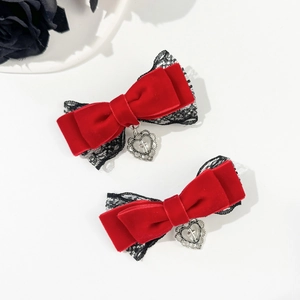 Barrettes gothiques en velours rouge avec dentelle noire et pendentifs cœur croix