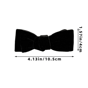 Detailweergave van de zwarte fluwelen haarstrik met afmetingen 10,5 cm bij 4 cm