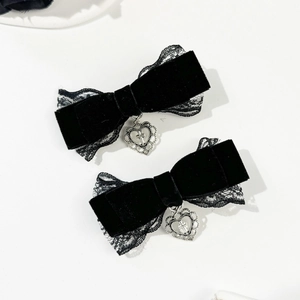 Détail de barrettes en velours noir avec dentelle et pendentifs cœur croix de style gothique