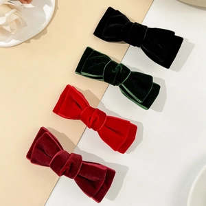 Minimalistische fluwelen haarclips in vier elegante kleuren waaronder zwart en rood