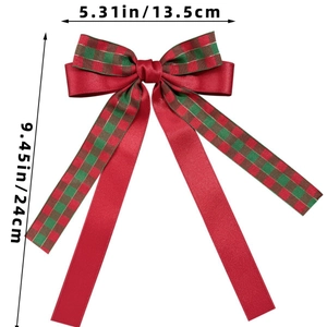 Vue détaillée de la taille du nœud de Noël rouge avec rubans à carreaux et longs pans