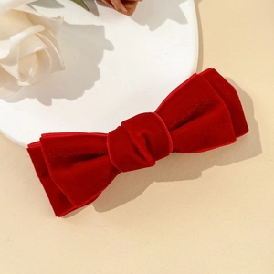 Elegante grote rode fluwelen haarclip met een minimalistisch dubbellaags vintage design