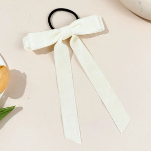 Eleganter Haargummi aus cremefarbenem Samt mit langer Schleife für Damenfrisuren