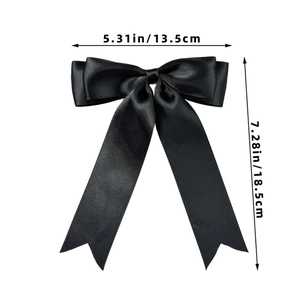 Dimensions détaillées du nœud papillon en satin noir montrant 13,5 cm de large et 18,5 cm de haut