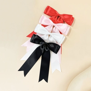 Lot de quatre pinces à cheveux en satin rouge, rose, blanc et noir avec longs rubans