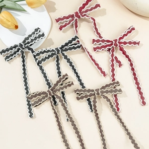 Lot de barrettes à cheveux avec ruban en dentelle et longs pompons en noir, bordeaux et café