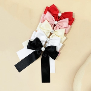 Lot de cinq barrettes nœuds en satin avec perles en rouge, rose, blanc et noir