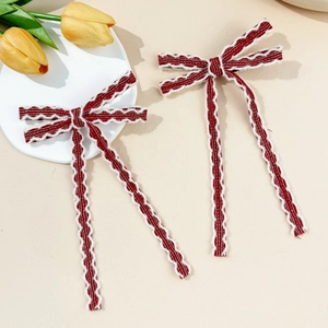 Paire de pinces à cheveux à nœud rouge tissé avec bordure ondulée et longs glands de style