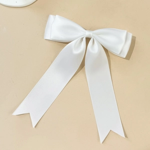 Gros plan détaillé d'un nœud papillon en satin blanc avec double épaisseur et longs rubans