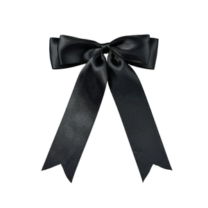 Barrette à cheveux élégante en satin noir avec nœud et longs rubans sur fond blanc