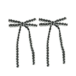Barrettes à cheveux chic en maille avec fils d'or et d'argent dans un ensemble noir et blanc