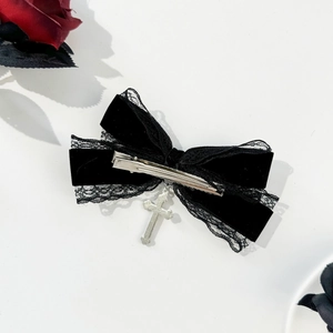 Fermaglio vintage in velluto nero con pizzo e pendente a croce su sfondo bianco