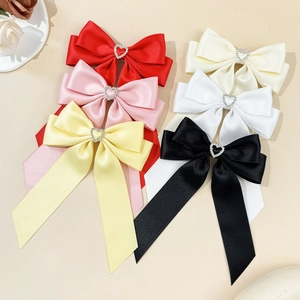 Set di fermagli per capelli a fiocco in raso con cuori e nastri in sei colori eleganti