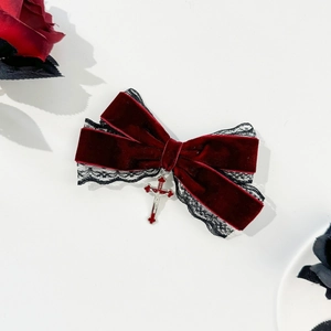 Fermaglio vintage in velluto rosso con pizzo nero e ciondolo a croce d'argento