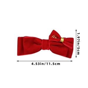 Detalle del lazo navideño de terciopelo rojo con medidas y bordado dorado
