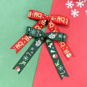 Fiocchi natalizi per capelli con stampe Babbo Natale e fiocchi di neve su grosgrain