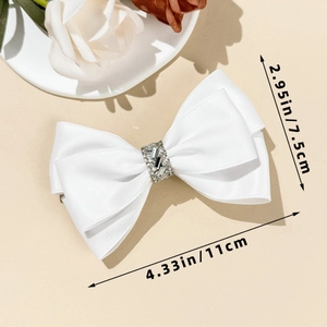 Détail d'une pince à cheveux nœud en satin blanc avec strass et dimensions indiquées