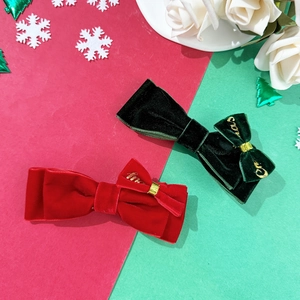 Pinzas de terciopelo con lazos navideños en rojo y verde con bordado dorado