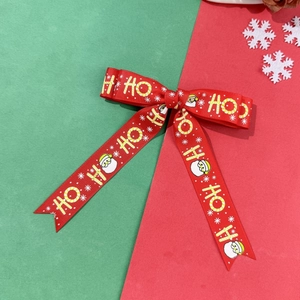 Dettaglio del fiocco natalizio rosso con Babbo Natale, fiocchi di neve e motivi HO HO