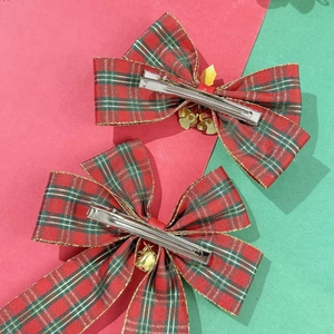 Rote und grüne Tartan Weihnachts Haarschleifen mit goldenen Glocken und Entenschnabel Clips