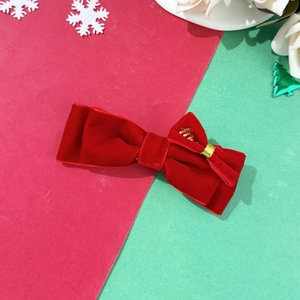 Pinza para el pelo con lazo de terciopelo rojo y bordado dorado con fondo navideño