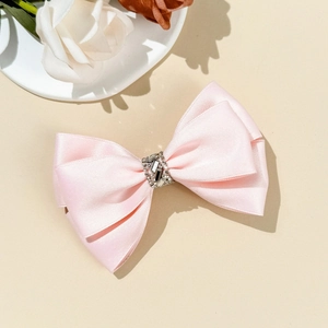 Barrette à cheveux élégante en satin rose avec centre en strass dans un décor floral chic