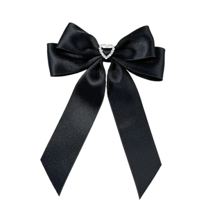 Elegante fermaglio per capelli in raso nero con un cuore di strass luccicanti