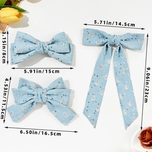 Dettaglio di fermagli per capelli in denim blu con paillettes argento e fiocchi a frange