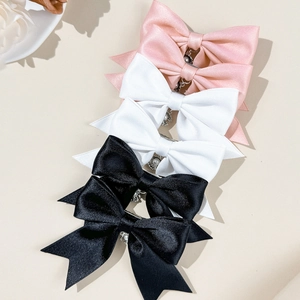 Elegantes Satin-Schleifen-Haarspangen-Set mit Perlen und Metallakzenten in drei Farben