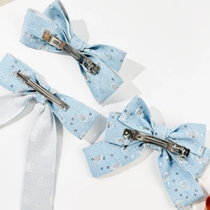Set di 3 fermagli per capelli a fiocco in denim azzurro con paillettes argentate