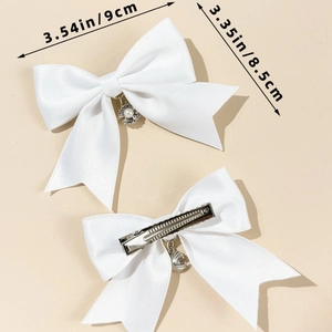 Detailansicht weißer Satin-Haarschleifen 9x8,5cm mit Perlen und Metall-Entenschnabelclip