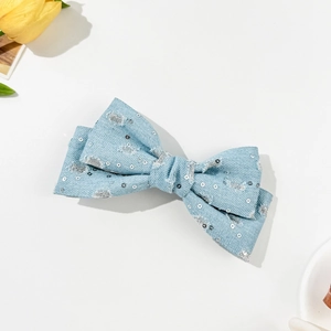 Dettaglio fiocco per capelli in denim blu con paillettes argento e texture vintage