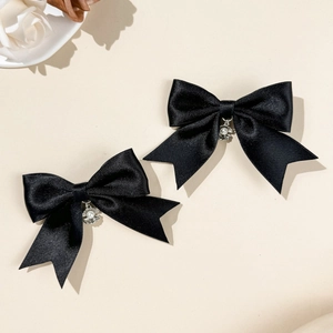 Elegantes Paar schwarze Satin-Haarschleifen mit silbernem Anhänger und weißen Perlen