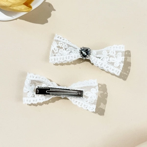 Paire de barrettes nœuds en dentelle blanche avec pierres cœur et pinces en métal