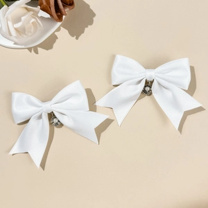Zwei elegante weiße Satin-Haarschleifen mit zarter Perle und Metall-Anhänger-Dekor